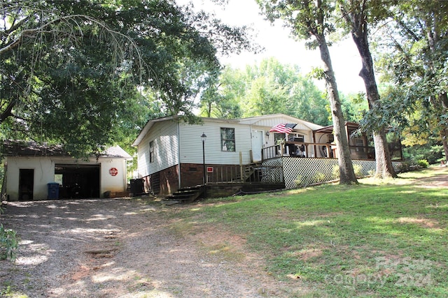 view of front facade featuring a front yard, central AC unit, and a deck