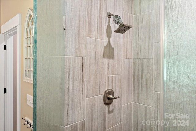 details featuring tiled shower