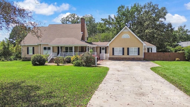 view of front facade featuring a front yard and a porch