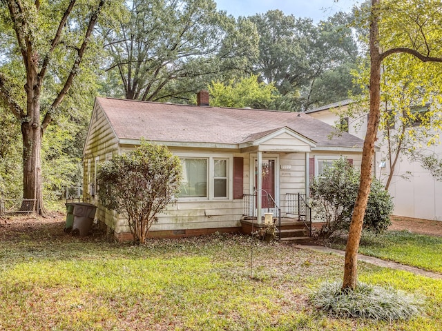 view of front facade featuring a front yard