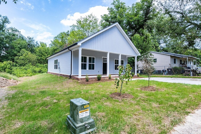 view of front of home featuring a porch and a front lawn