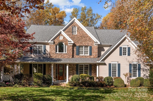 view of front of house featuring a front lawn