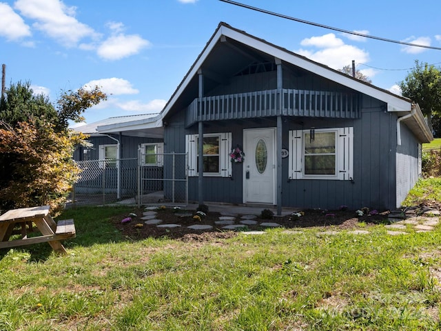 view of front facade featuring a front yard