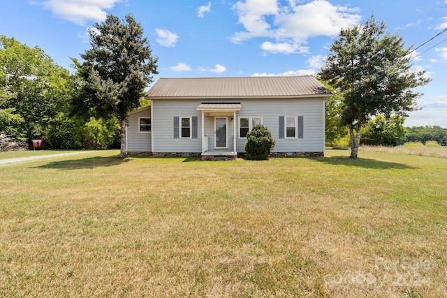 view of front facade with a front lawn