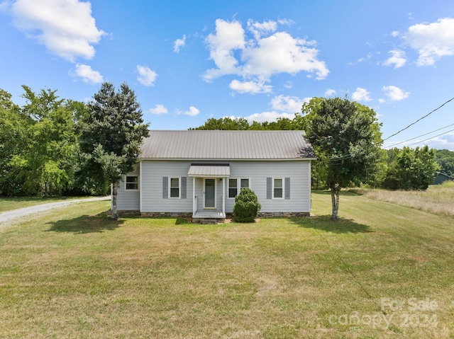 view of front of property with a front lawn