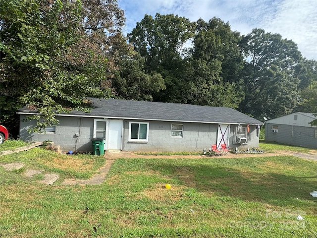 single story home with a front yard