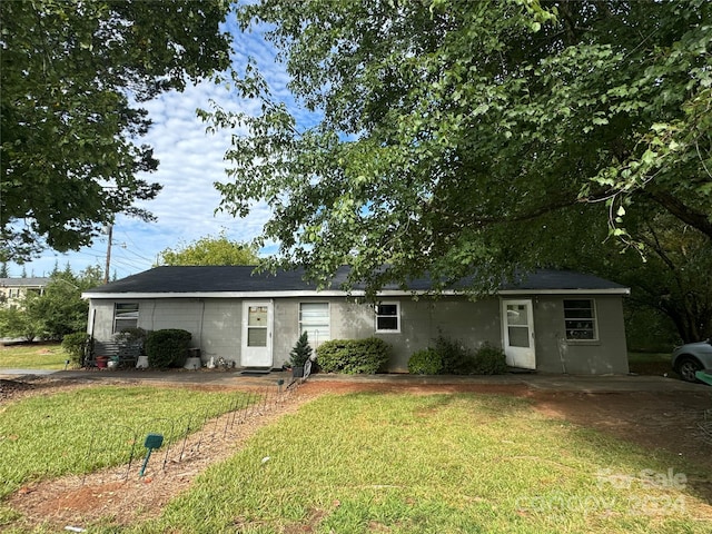 ranch-style house featuring a front lawn