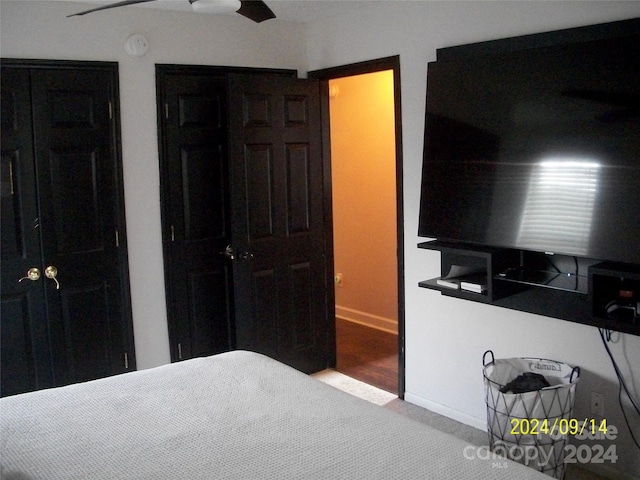 bedroom featuring ceiling fan