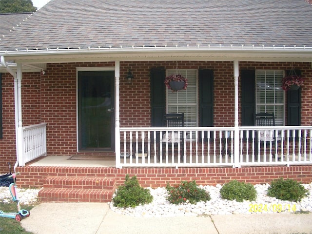 entrance to property featuring covered porch