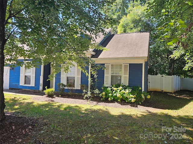 view of front of home featuring a front yard