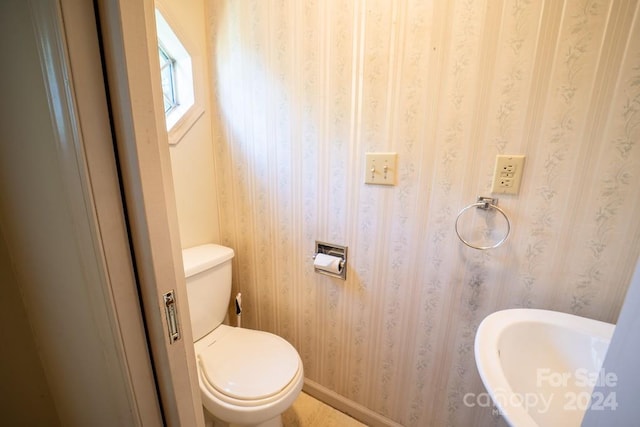 bathroom featuring toilet and sink