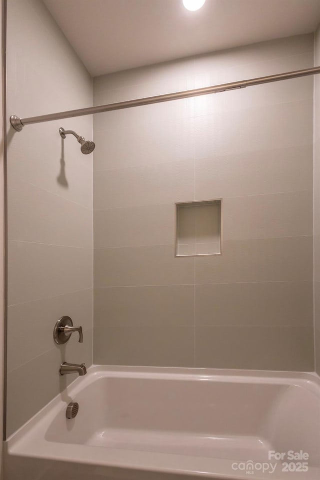 bathroom featuring tiled shower / bath combo