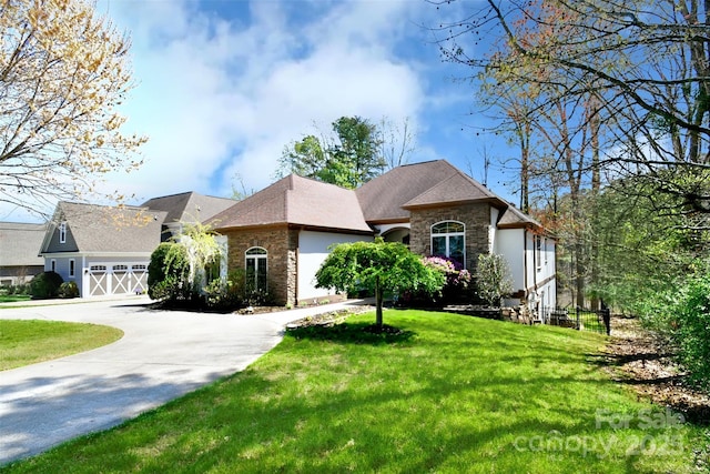 view of front of property featuring a front lawn