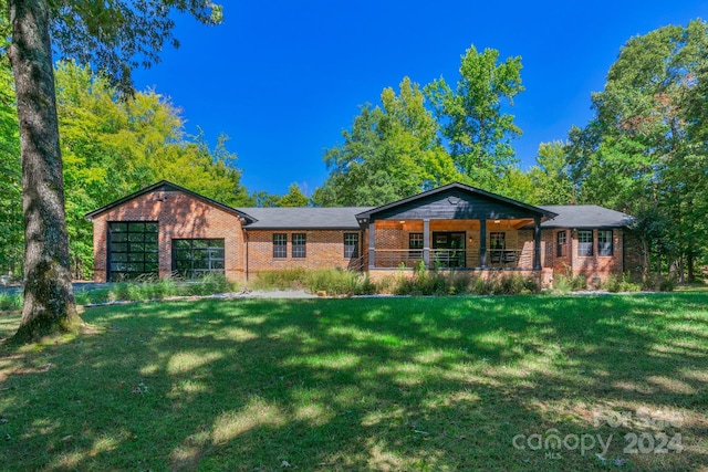 view of front of house featuring a front lawn