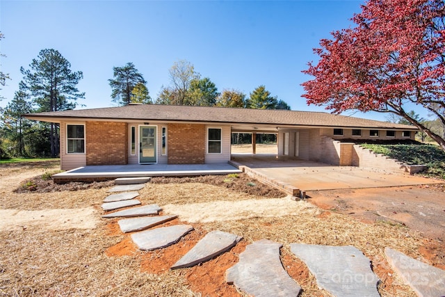 single story home with a carport