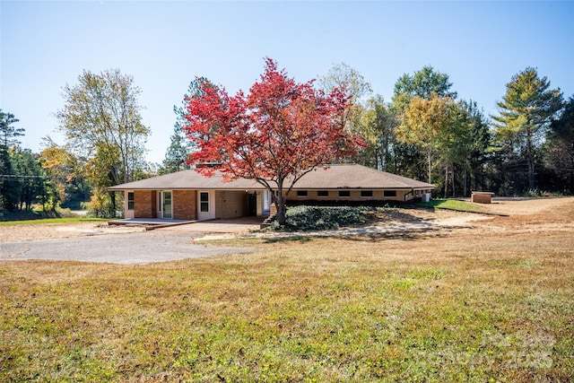 single story home with a front yard