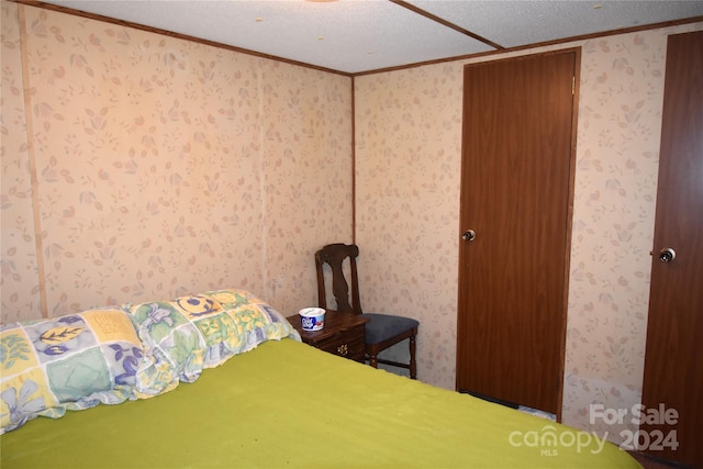 unfurnished bedroom featuring crown molding and ceiling fan