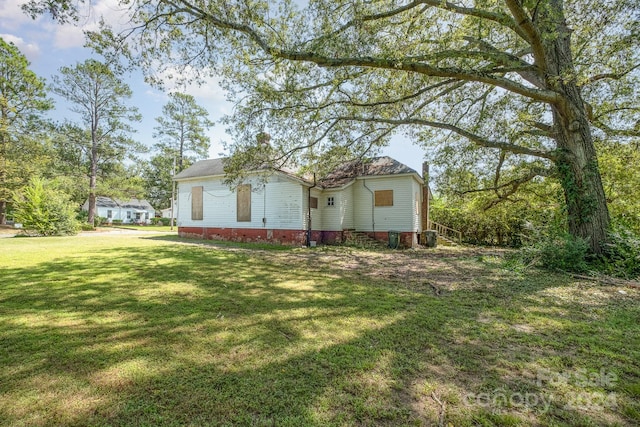 view of front of home featuring a front yard