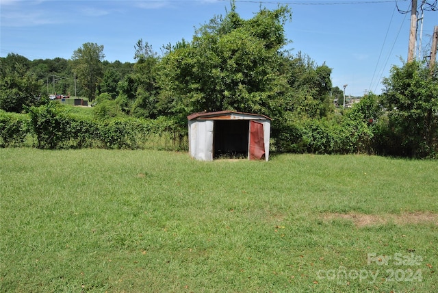 view of yard featuring a storage shed