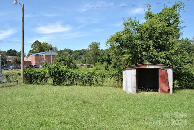 view of yard with a storage unit