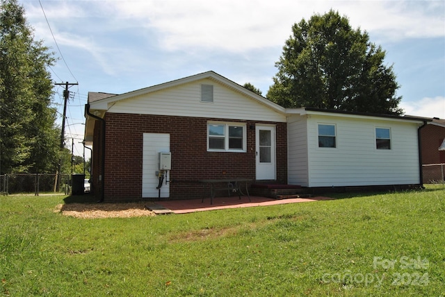 view of front of house featuring a patio area and a front lawn