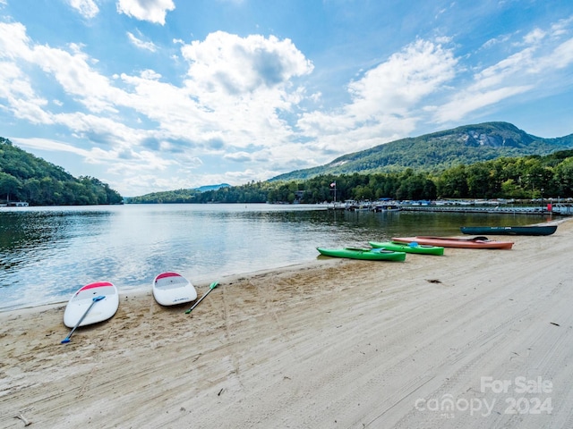 water view featuring a mountain view