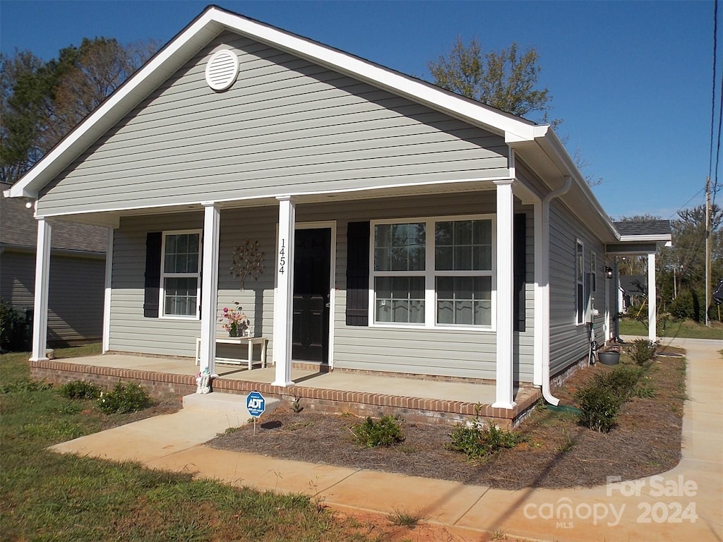 view of front facade featuring a porch