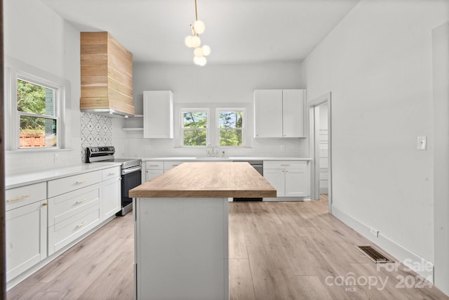 kitchen featuring plenty of natural light, a center island, stainless steel appliances, and light hardwood / wood-style flooring