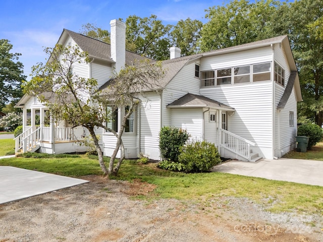 view of front of house with a front lawn