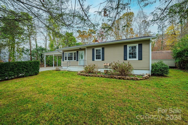 view of front of house featuring a front lawn