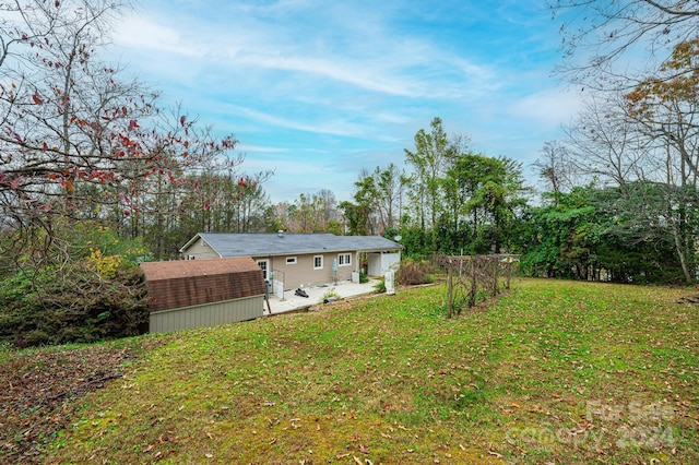 view of yard featuring a shed