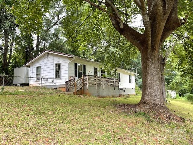 back of house featuring a lawn