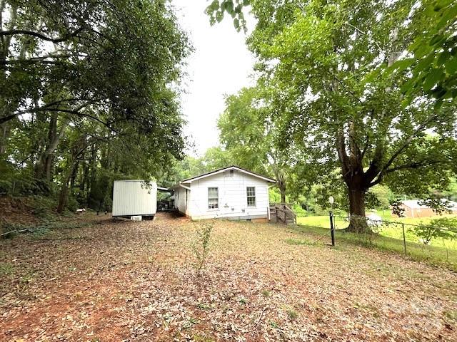 view of yard with a shed