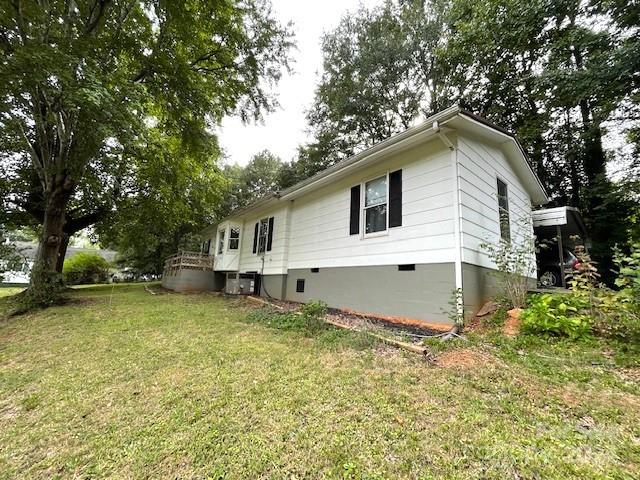 back of house featuring a lawn