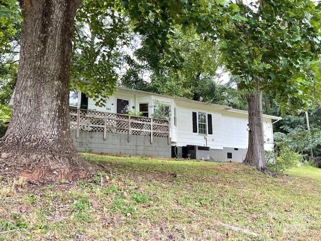 view of front of house featuring a front yard and central AC unit