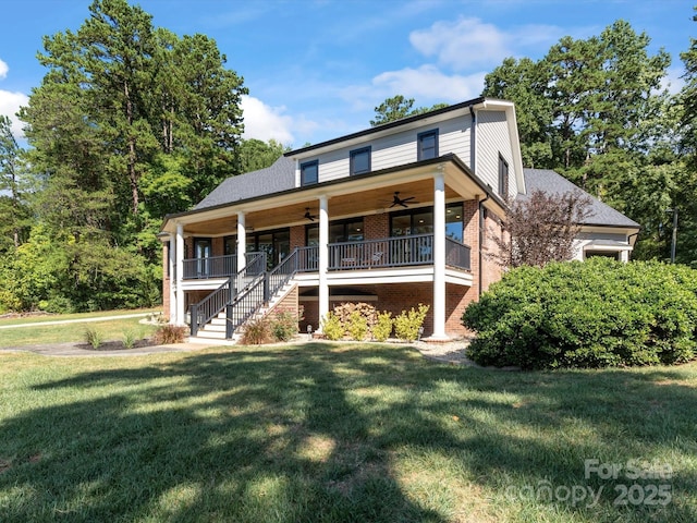 view of front of property featuring a front yard, ceiling fan, and covered porch