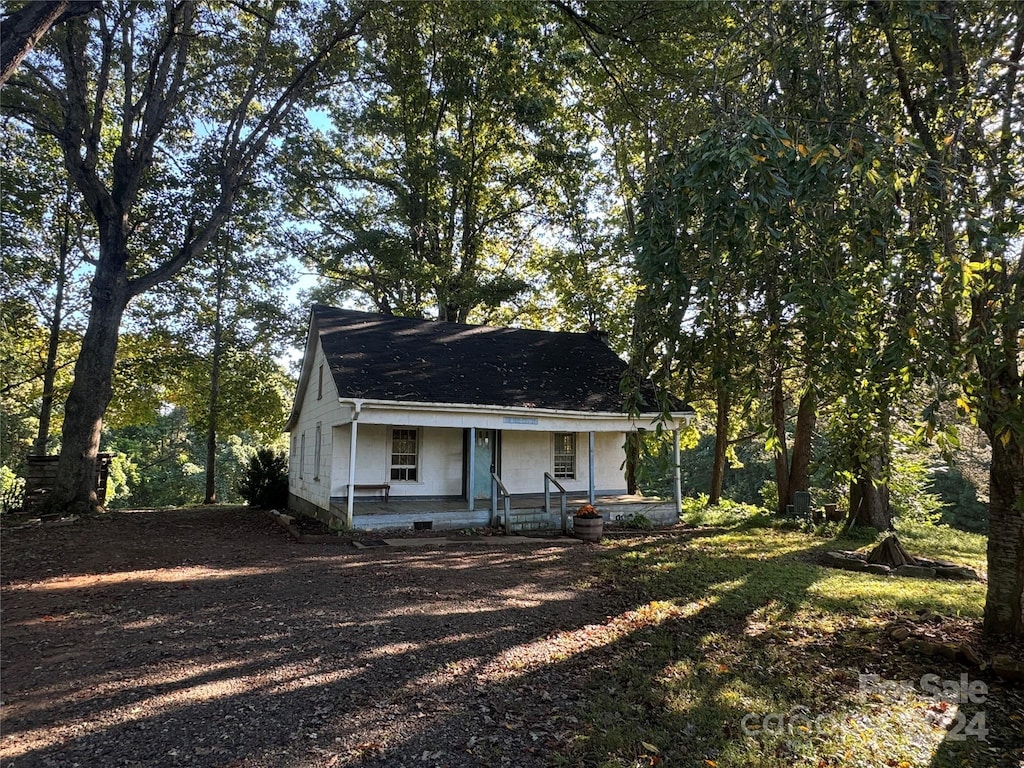 view of front of property featuring covered porch