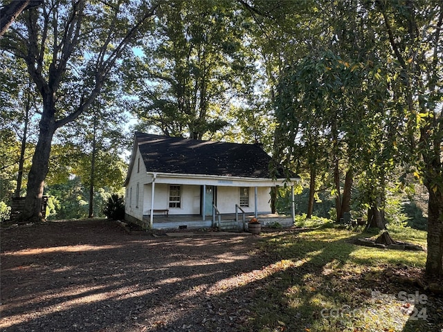 view of front of property featuring covered porch