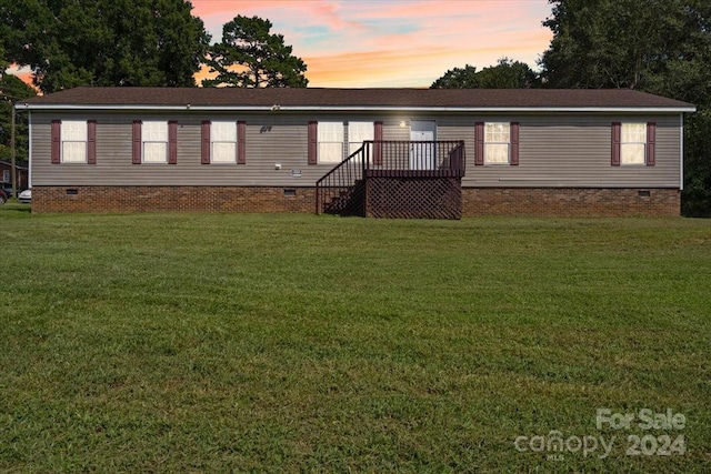 manufactured / mobile home featuring a yard