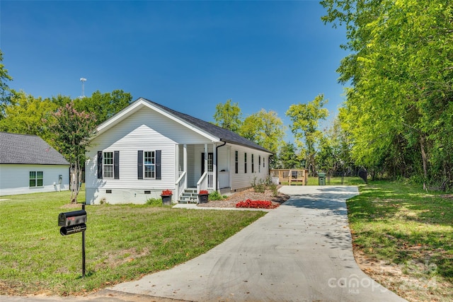 view of front of home featuring a front lawn