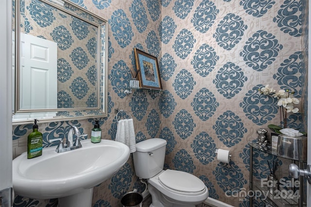 bathroom featuring toilet and sink