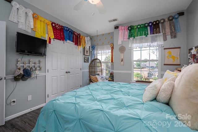 bedroom with hardwood / wood-style flooring, ceiling fan, and a closet