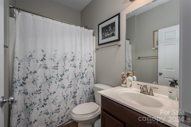 full bath featuring a shower with shower curtain, visible vents, toilet, and vanity