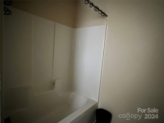 bathroom featuring washtub / shower combination