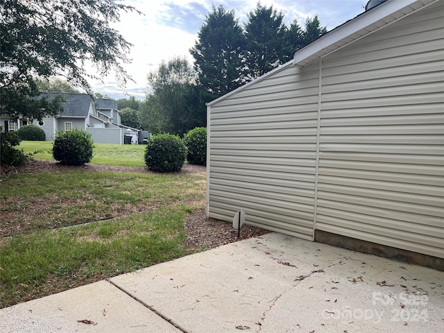 view of yard with a patio