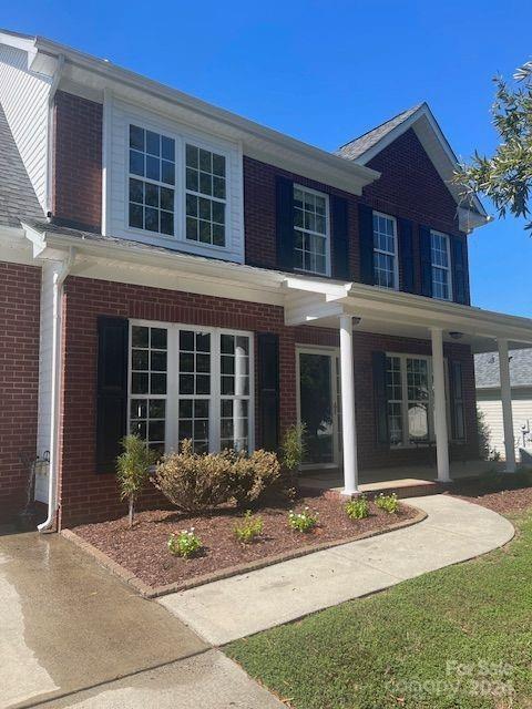 view of front of property featuring covered porch