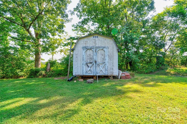 view of outdoor structure featuring a yard