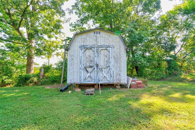 view of outdoor structure featuring a yard