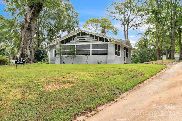 view of front of house featuring a front lawn