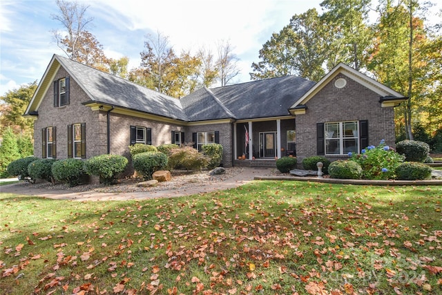 view of front of property featuring a front lawn